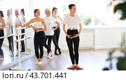 Visitors to choreographic class, observe professional rendering of dance elements performances couch. Стоковое видео, видеограф Яков Филимонов / Фотобанк Лори