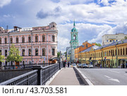 Чугунный мост, Дом Смирнова на улице Пятницкая, колокольня храма Иоанна Предтечи, Москва (2024 год). Редакционное фото, фотограф Baturina Yuliya / Фотобанк Лори