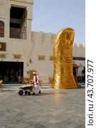 Старый рынок Сук Вакиф  (Souq Waqif)  Доха, Катар. Арт обьект золотой палец. (2024 год). Редакционное фото, фотограф Ольга Коркина / Фотобанк Лори