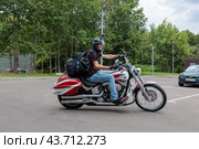 Harley Davidson motorcycles on the city street (2024 год). Редакционное фото, фотограф Андрей Иванов / Фотобанк Лори
