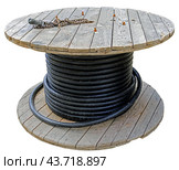 Деревянная катушка для кабеля на белом фоне. Wooden cable coil isolated on white background. Стоковое фото, фотограф Татьяна Д / Фотобанк Лори