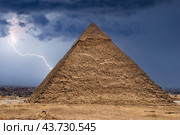 Photo of a pyramid in Giza showing stormy clouds above. pyramid of khafren against the background of a stormy sky and lightning (2021 год). Стоковое фото, фотограф Павел Муравьев / Фотобанк Лори