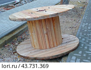 Деревянная катушка для кабеля. Wooden cable coil. Стоковое фото, фотограф Татьяна Д / Фотобанк Лори