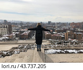 Девушка наверху Каскада в Ереване с видом на гору Арарат (2019 год). Стоковое фото, фотограф Maria Krayukhina / Фотобанк Лори