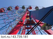 Аттракцион кольцо обозрения на фоне голубого неба. Ferris wheel in the summer morning. Стоковое фото, фотограф Татьяна Д / Фотобанк Лори