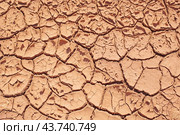 Текстура растрескавшейся земли, освещенной солнцем. Sunlit Cracked Earth Texture. Стоковое фото, фотограф Татьяна Д / Фотобанк Лори