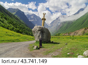 Скифский акинак. Меч в камне. Россия, Северная Осетия - Алания, Мидаграбинское ущелье. Стоковое фото, фотограф Marina Lavrukhina / Фотобанк Лори