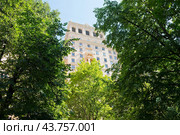 Дом преподавателей МГУ. Ломоносовский проспект, дом 14. Москва. Россия (2024 год). Редакционное фото, фотограф E. O. / Фотобанк Лори