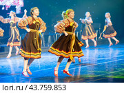 Детский хореографический ансамбль "Кружева" выступает на сцене. ДШИ "Гармония". Тюмень. Стоковое фото, фотограф Сергей Буторин / Фотобанк Лори