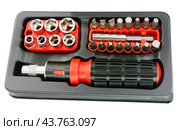 Отвертка с насадками разных типов на белом фоне. Screwdriver with different tips isolated on white background. Стоковое фото, фотограф Татьяна Д / Фотобанк Лори
