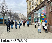 Люди идут по Тверской улице мимо дома № 4 в марте. Россия, город Москва. Редакционное фото, фотограф Овчинникова Ирина / Фотобанк Лори