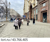 Люди идут по Тверской улице мимо дома № 4 в марте. Россия, город Москва. Редакционное фото, фотограф Овчинникова Ирина / Фотобанк Лори
