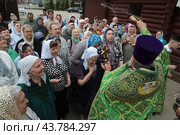Крестный ход в престольный праздник Серафимовского храма Балашихи (2024 год). Редакционное фото, фотограф Дмитрий Неумоин / Фотобанк Лори
