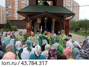 Крестный ход в престольный праздник Серафимовского храма Балашихи (2024 год). Редакционное фото, фотограф Дмитрий Неумоин / Фотобанк Лори