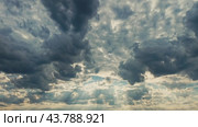 Beautiful skyscape with clouds at evening. Стоковое видео, видеограф Илья Шаматура / Фотобанк Лори