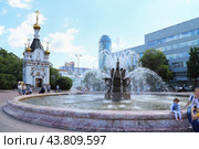 Екатеринбург. Фонтан "Каменный цветок" и часовня Святой великомученицы Екатерины (2016 год). Редакционное фото, фотограф Светлана Зотеева / Фотобанк Лори