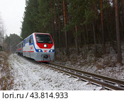 Тепловоз узкоколейный ТУ10-013 с пассажирским поездом, Екатеринбургская ДЖД, ЦПКиО имени Маяковского (2018 год). Редакционное фото, фотограф Алексей Иванов / Фотобанк Лори