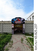 Город Красноярск. Оптовая компания "Автогавань". Улица Дудинского, дом 3а (2024 год). Редакционное фото, фотограф Александр Тараканов / Фотобанк Лори