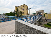 Город Красноярск. Пешеходный виадук через улицу Партизана Железняка (2024 год). Стоковое фото, фотограф Александр Тараканов / Фотобанк Лори