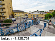 Город Красноярск. Пешеходный виадук через улицу Партизана Железняка (2024 год). Редакционное фото, фотограф Александр Тараканов / Фотобанк Лори