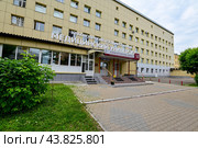 Красноярский государственный медицинский университет имени профессора В. Ф. Войно-Ясенецкого в Красноярске (2024 год). Стоковое фото, фотограф Александр Тараканов / Фотобанк Лори