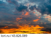 Красивое небо. Серые и оранжевые облака на закате. Стоковое фото, фотограф E. O. / Фотобанк Лори