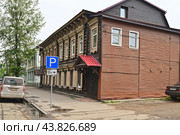 Город Иркутск. Гостиница "Усадьба 50".  Улица Дзержинского, дом 50 (2024 год). Стоковое фото, фотограф Александр Тараканов / Фотобанк Лори