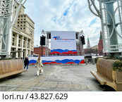 Москва, вид на Манежную площадь в марте 2024 года. Оформление к 10-летию воссоединения Крыма с Россией. Редакционное фото, фотограф Овчинникова Ирина / Фотобанк Лори