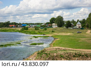 Небольшое село Макарьево на левом берегу Волги. Россия (2024 год). Стоковое фото, фотограф Александр Романов / Фотобанк Лори