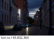 Малый Толмачёвский переулок. Слева Ниту МИСиС, магистерская школа информационных бизнес-систем, справа Третьяковская галерея. (2024 год). Редакционное фото, фотограф MК / Фотобанк Лори