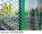 Фрагмент забора из пластиковой сетки. Стоковое фото, фотограф Вячеслав Палес / Фотобанк Лори
