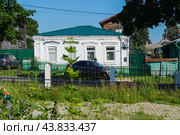 Старинные дома на улице III Интернационала 8 в поселке Мстера Владимирской области (2024 год). Редакционное фото, фотограф Сергей Овчинников / Фотобанк Лори