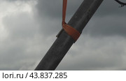 Construction work, raising the frame structure строительные работы, поднятие крупной конструкции. Стоковое видео, видеограф Опока Алексей / Фотобанк Лори