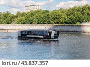 Электрический речной трамвай плывет по Москве реке (2024 год). Редакционное фото, фотограф Viktoriya S. / Фотобанк Лори