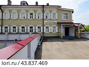 Город Иркутск. "Гостевой дом Автовоказалъ" Улица Октябрьской революции, дом 20а (2024 год). Редакционное фото, фотограф Александр Тараканов / Фотобанк Лори