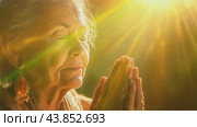 Woman praying against the background of the backsun. Стоковое AI-видео, аниматор Юрий Поздников / Фотобанк Лори