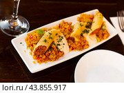 Morrocan lamb and harissa rolls with couscous. Стоковое фото, фотограф Яков Филимонов / Фотобанк Лори
