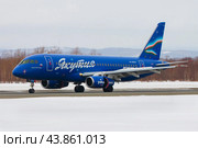 Самолет Сухой SuperJet 100-95LR "Василий Манчаары" авиакомпании Якутия совершает посадку в аэропорту Южно-Сахалинска (2020 год). Редакционное фото, фотограф Сергей Крамарев / Фотобанк Лори