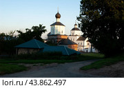 Рыльский Свято-Николаевский мужской монастырь основан в 1505 году, вид на хозяйственные постройки, Троицкую церковь и собор Николая чудотворца. г. Рыльск, Курская область, Россия. (2020 год). Стоковое фото, фотограф Александр Пеньков / Фотобанк Лори