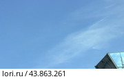Two Airplanes Flying Parallel Over City with Blue Sky. Стоковое видео, видеограф Поскребышев Михаил / Фотобанк Лори
