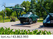 Городской пейзаж. Выставка военной техники. Парк Патриотов. Воронеж (2024 год). Редакционное фото, фотограф Владимир Шибаев / Фотобанк Лори