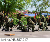 Показательное выступление солдат армии России в день победы на площади. Военные демонстрирует свою подготовку 9 мая. (2019 год). Редакционное фото, фотограф Евгений Зимин / Фотобанк Лори