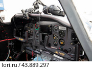 Приборная панель самолета Як-18т (2023 год). Редакционное фото, фотограф Павел Сапрыкин / Фотобанк Лори