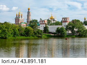 Живописный вид на Новодевичий монастырь. Москва, летний солнечный день. (2024 год). Стоковое фото, фотограф Лариса Гордеева / Фотобанк Лори