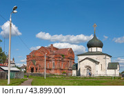 Город Юрьев-Польский, улица 1-го Мая. Вид на Георгиевский собор (собор Георгия Победоносца) и Собор Троицы Живоначальной (Троицкий собор). Владимирская область, Россия (2020 год). Стоковое фото, фотограф Наталья Николаева / Фотобанк Лори