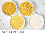 Мука, кускус, булгур и макаронные изделия в мисках на столе. Продукты, получаемые из пшеницы. Стоковое фото, фотограф Viktoriya S. / Фотобанк Лори