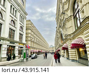 Ветошный переулок в Москве весной в облачную погоду. Редакционное фото, фотограф Овчинникова Ирина / Фотобанк Лори