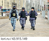 Москва, сотрудники полиции на дежурстве на Манежной площади в Москве в марте. Редакционное фото, фотограф Овчинникова Ирина / Фотобанк Лори