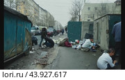 Urban workers gathering recyclables from littered sidewalks. Стоковое видео, видеограф Данил Руденко / Фотобанк Лори