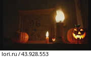 Spooky jack o' lantern illuminated by candlelight on halloween night. Стоковое AI-видео, аниматор Данил Руденко / Фотобанк Лори